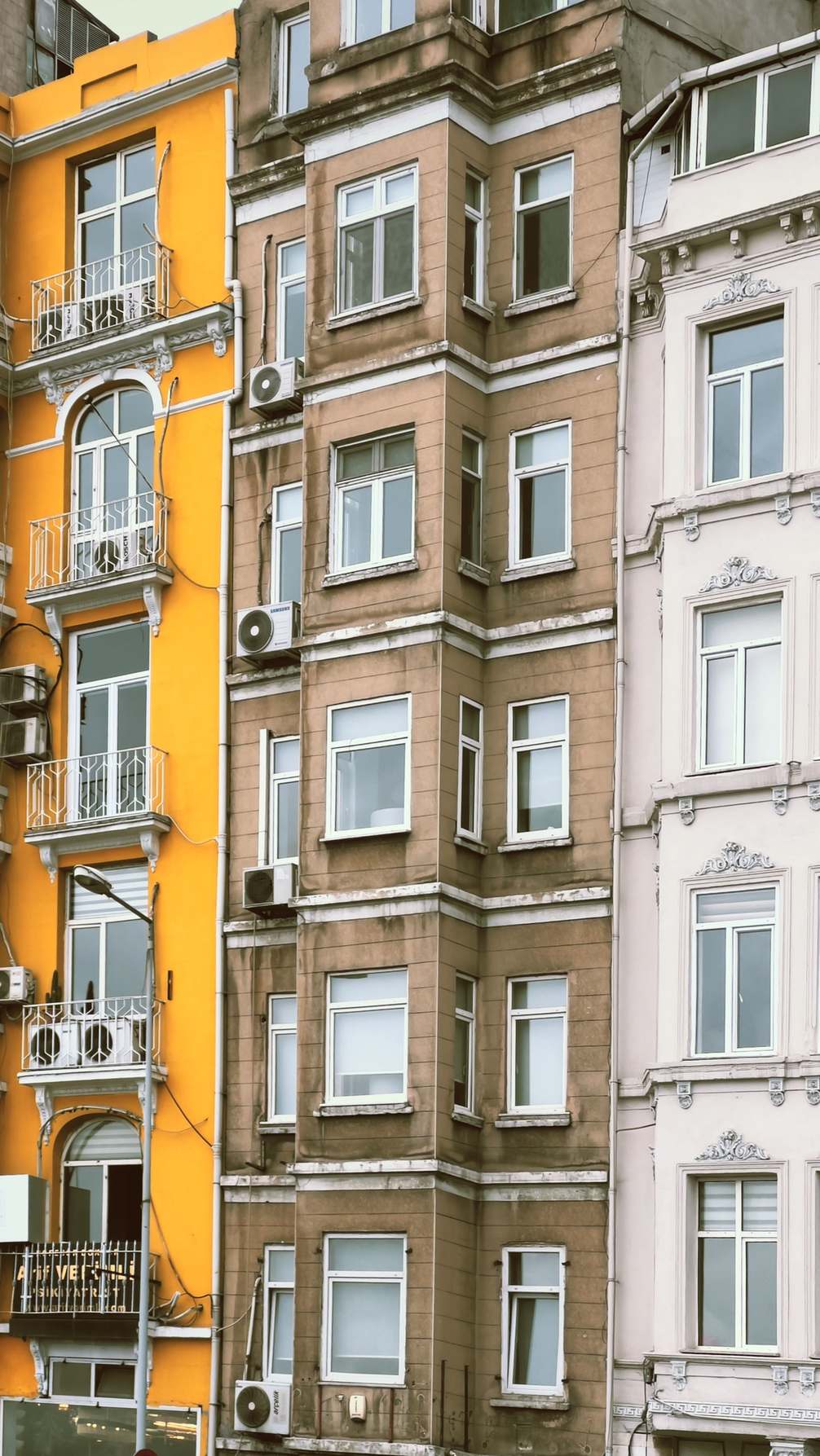 อาคารสำนักงานในเมืองมุมมองจากถนน building urban facade